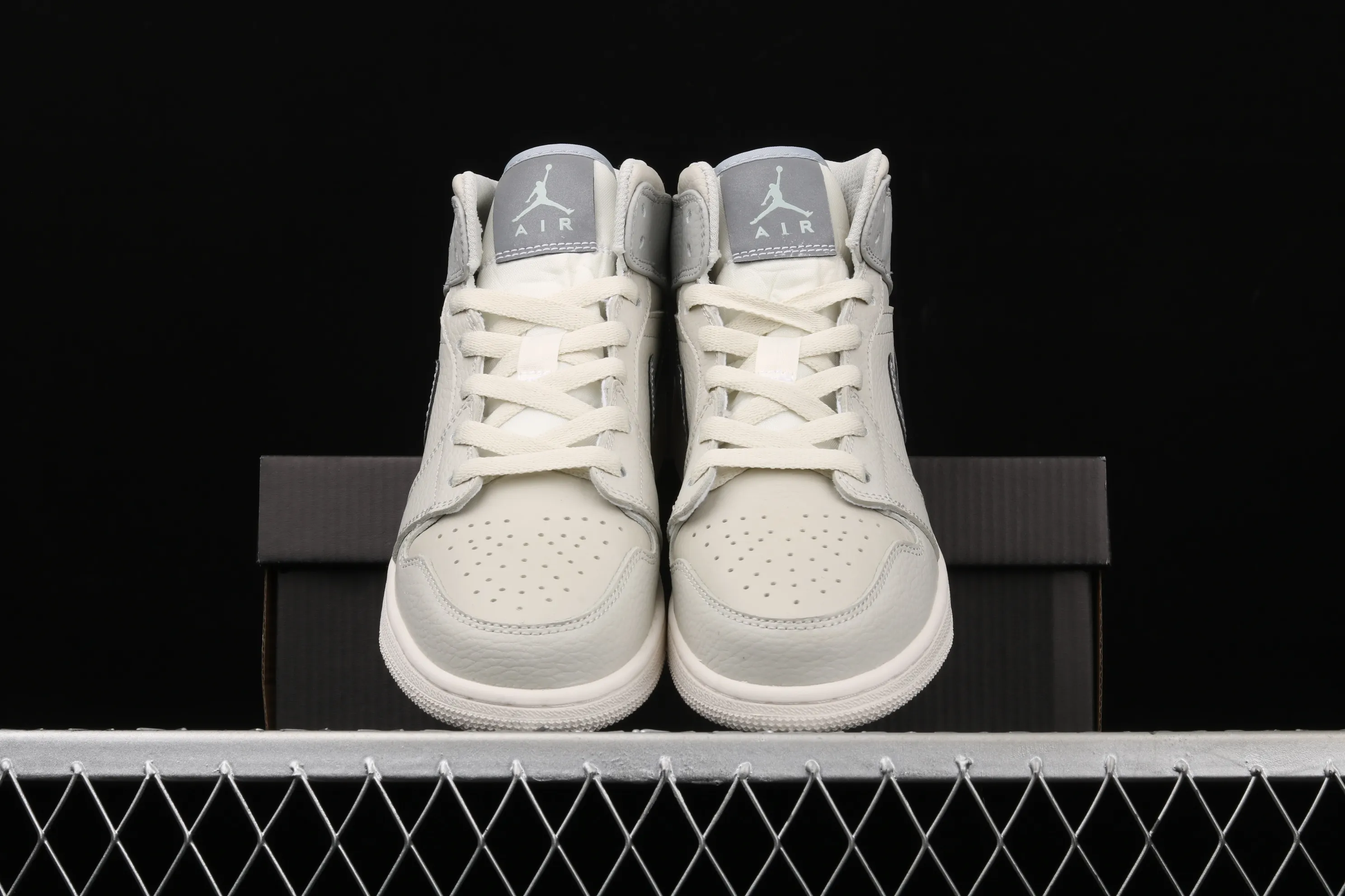 All categories Air Jordan Jordan series basketball shoes Air Jordan 1 Mid Air Jordan 1 Mid AJ1 new fog gray Joe 1 China gray silver 554725-053